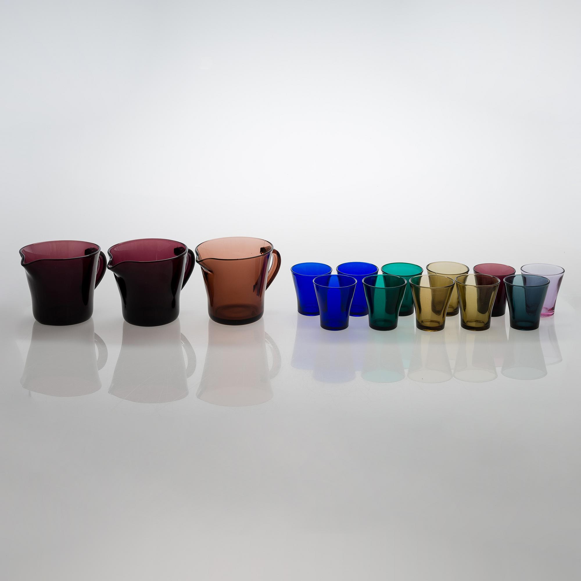 Dricksglas, 11 st och kannor, 3 st för Riihimäen Lasi Oy, 1950-tal.