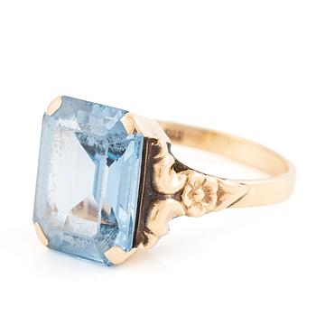 18K gold ring with a blue synthetic stone.