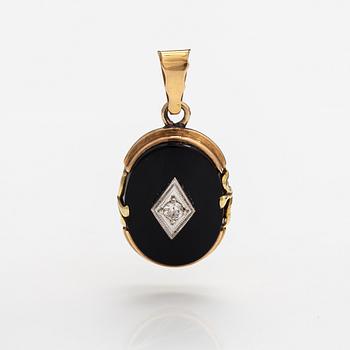 An 18K gold and onyx pendant with a diamonds ca. 0.09 ct. Italy.