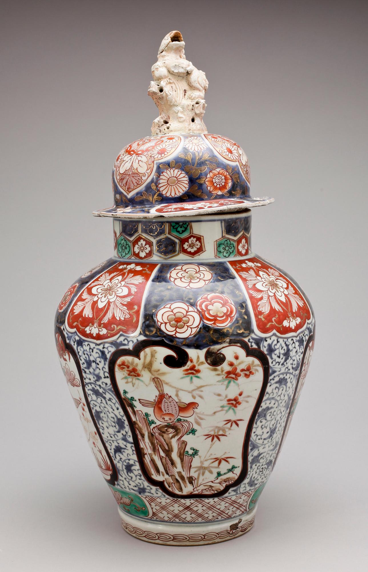 URNA MED LOCK, porslin, Japan sent 1800-tal.