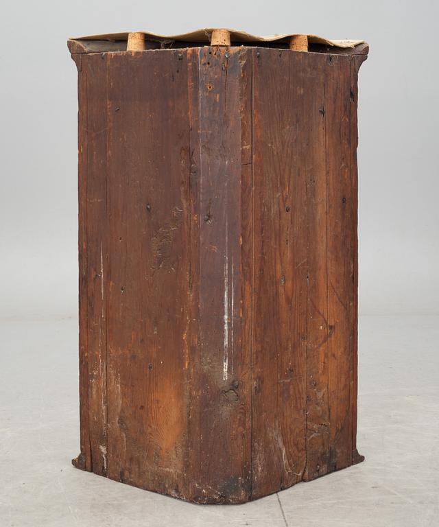 HÖRNHÄNGSKÅP, allmoge, 1800-talets första hälft.