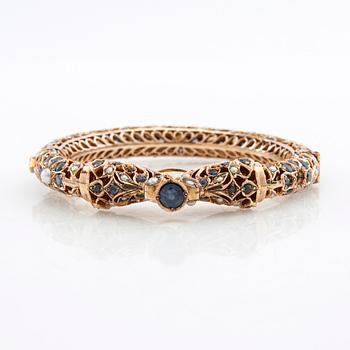 Bracelet of 14K rose gold with faceted sapphires and cultured pearls, India 1960s.