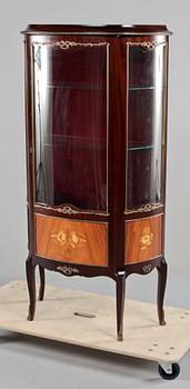 VITRINSKÅP, omkring 1900-talets mitt.