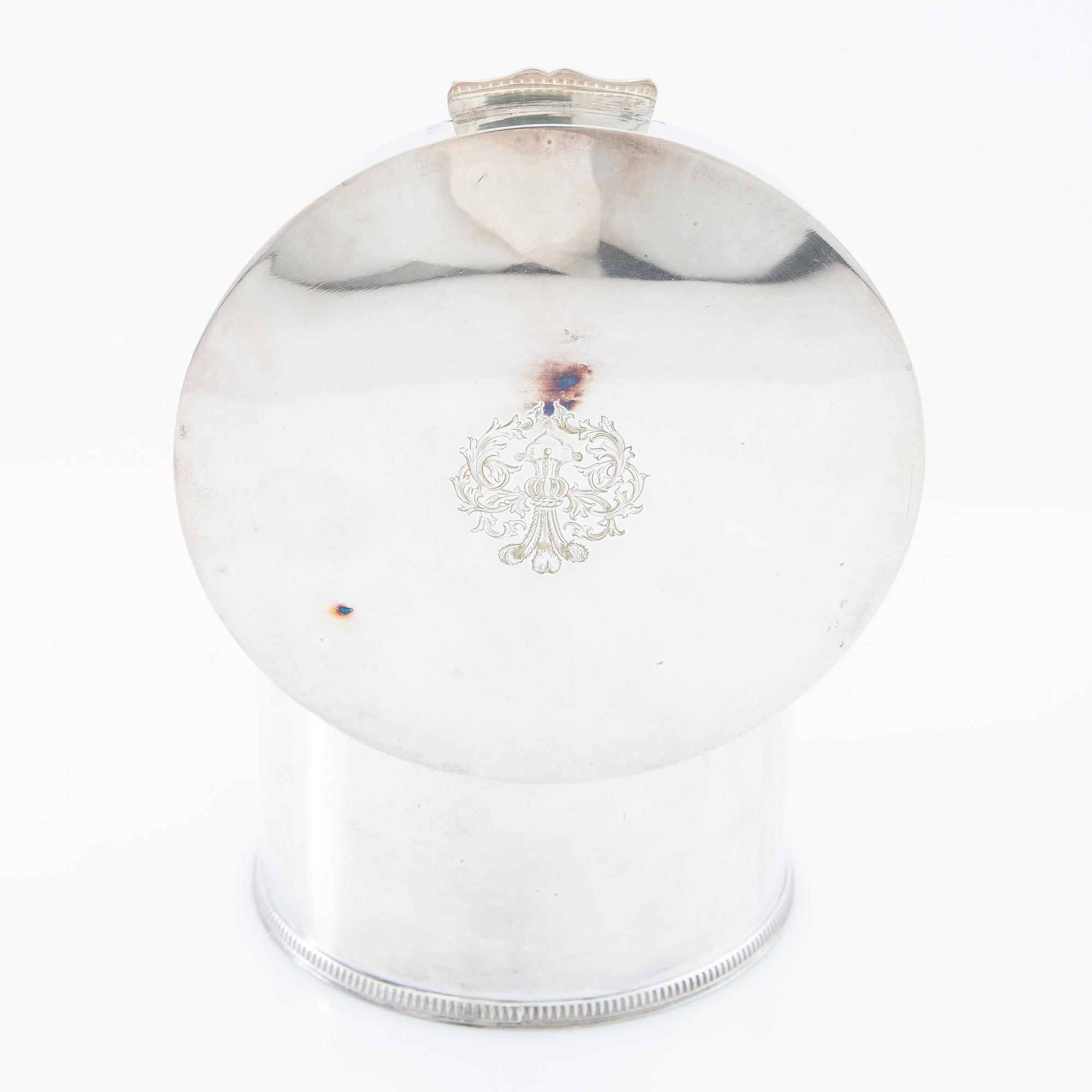 Sugar bowls 4 pcs in the Gustavian style, silver plate, and a box with a lid by Mappin & Webb.