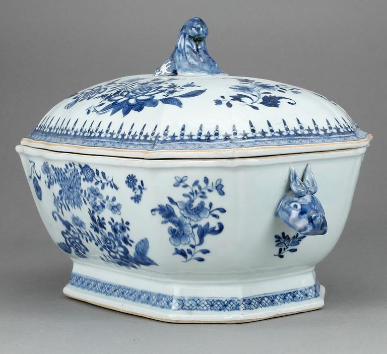 TERRIN, porslin, Kina, Qianlong 1736-95.