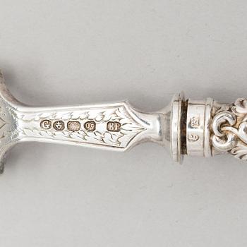 FISKSERVERINGSBESTICK, ett par, försilvrat, John Gilbert, England 1800-talets senare hälft.