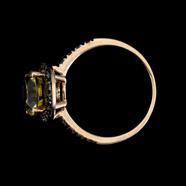 RING, 14K guld, grönfärgade diamanter och citrongul topas.