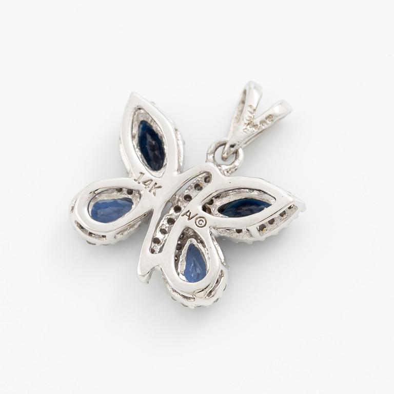 Hänge, 14K vitguld med navettslipade safirer och små diamanter i form av fjäril.