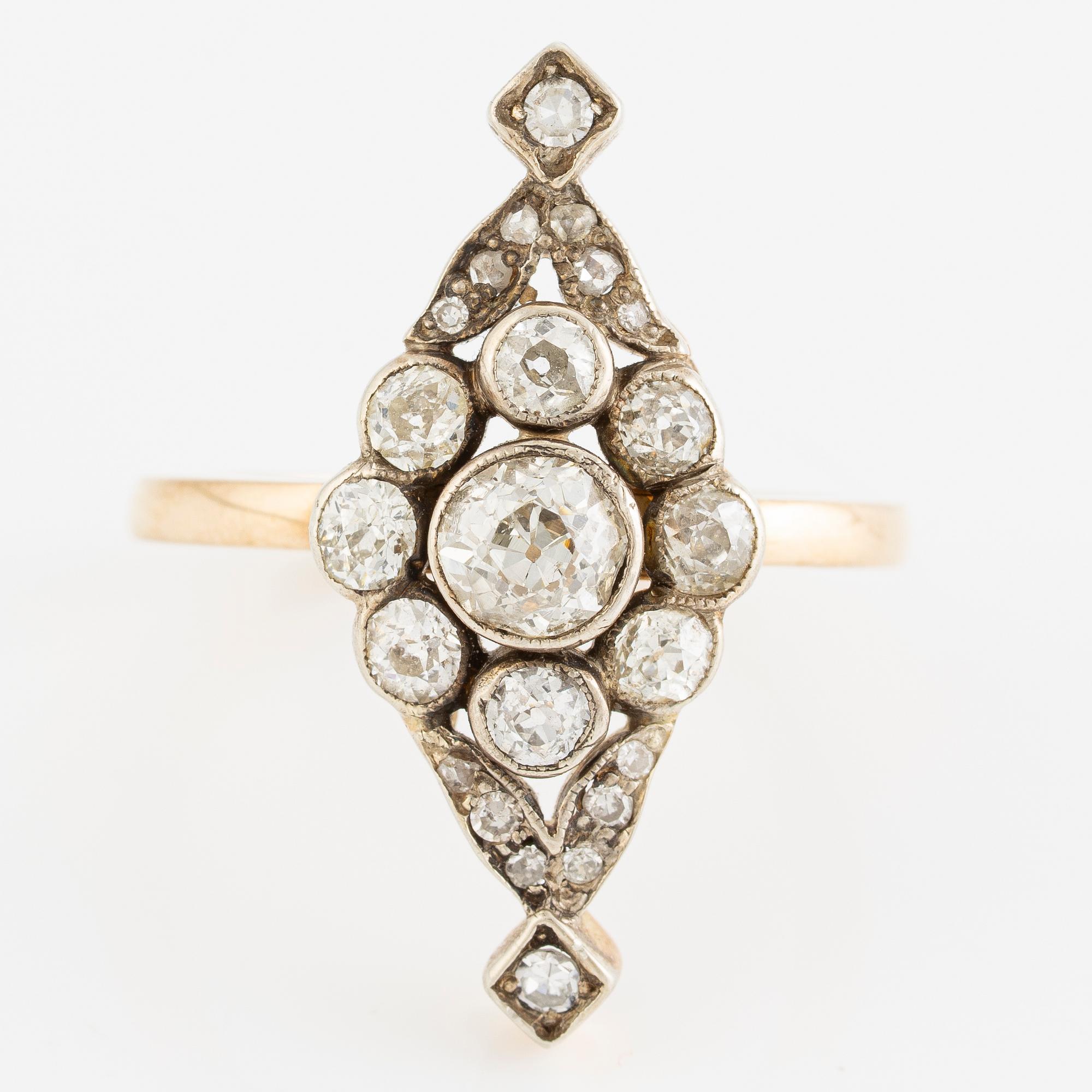 Ring in 18K gold set with old-cut diamonds, circa 1900.