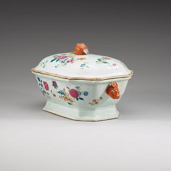 A famille rose tureen with cover, Qing dynasty, Qianlong (1736-1795).