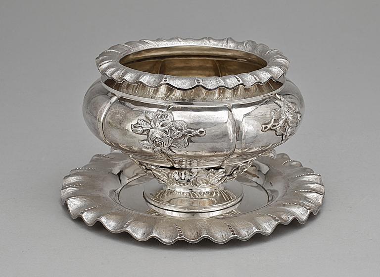 SKÅL på FAT, silver, Martin Lysell, Trelleborg 1925. Tot vikt ca 820g.