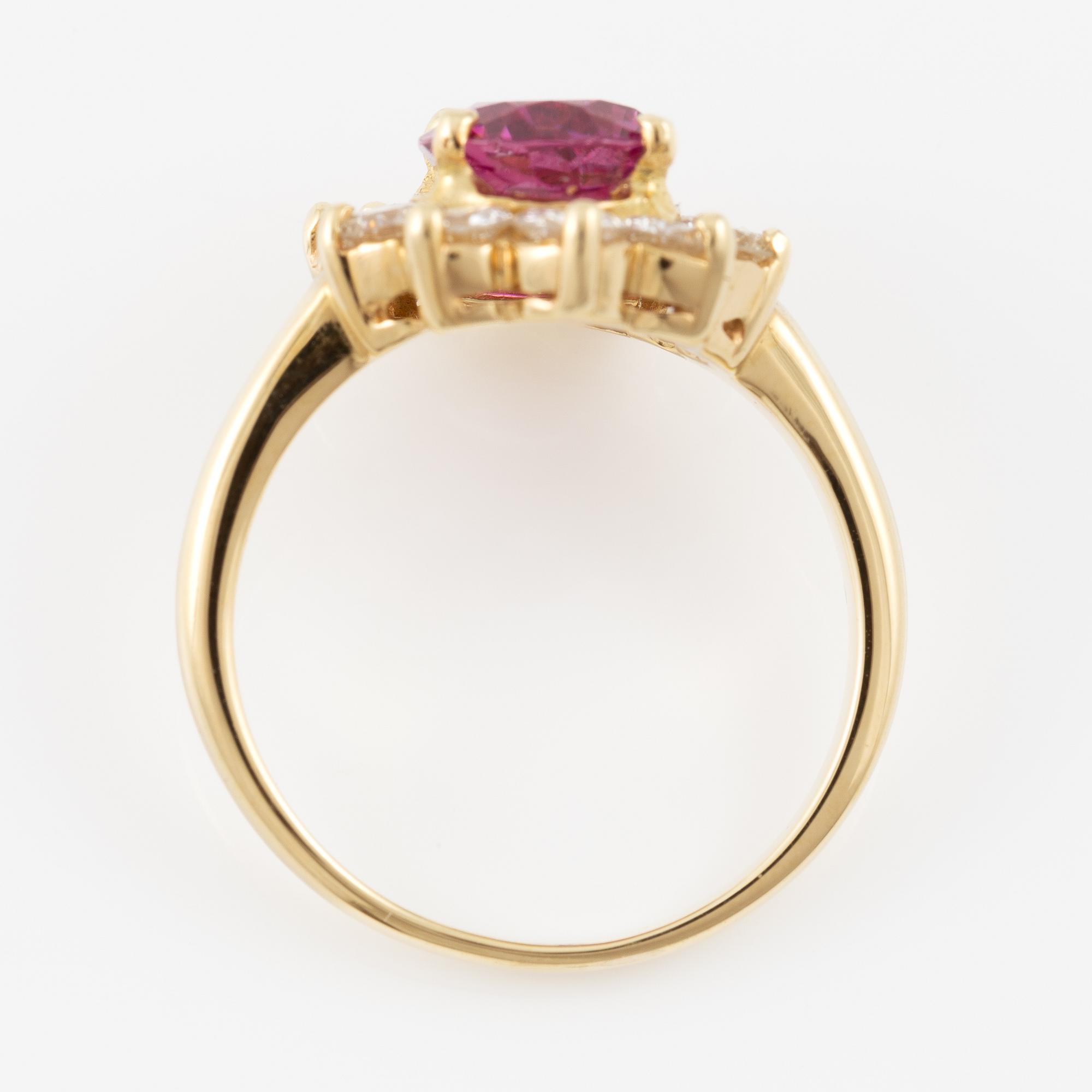 Ring, 18K guld med rosa safir och briljantslipade diamanter.