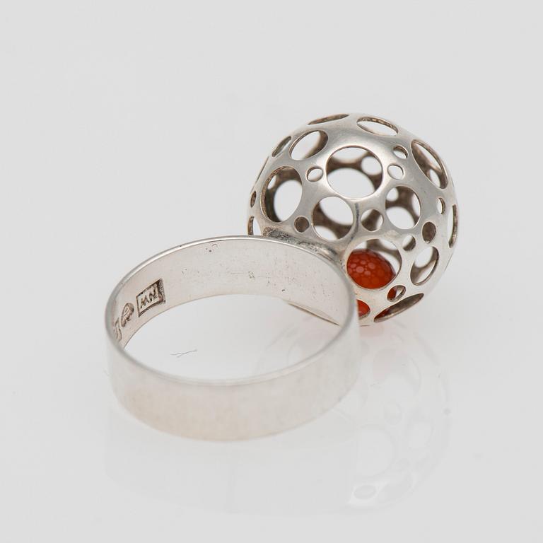 RING, sterlingsilver, Liisa Vitali, N.Westerback, Helsingfors, 1974. Vikt 3,0 g.