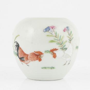 A miniature porcelain urn, China, 20th century.