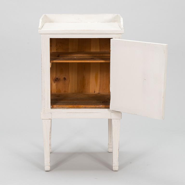 Nattduksbord/sängbord, gustaviansk stil, omkring 1900.