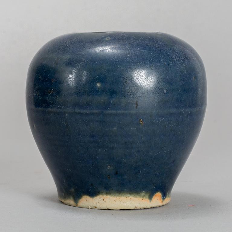 A group of 8 Chinese ceramics, 19/20th Century.