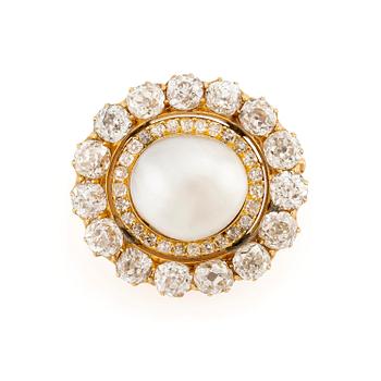 A brooch in 14K gold with a pearl and old-cut diamonds, Russia 1899-1908.