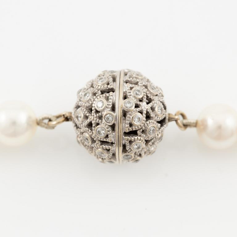 Pärlcollier med odlade pärlor, lås 18K vitguld med små briljantslipade diamanter.