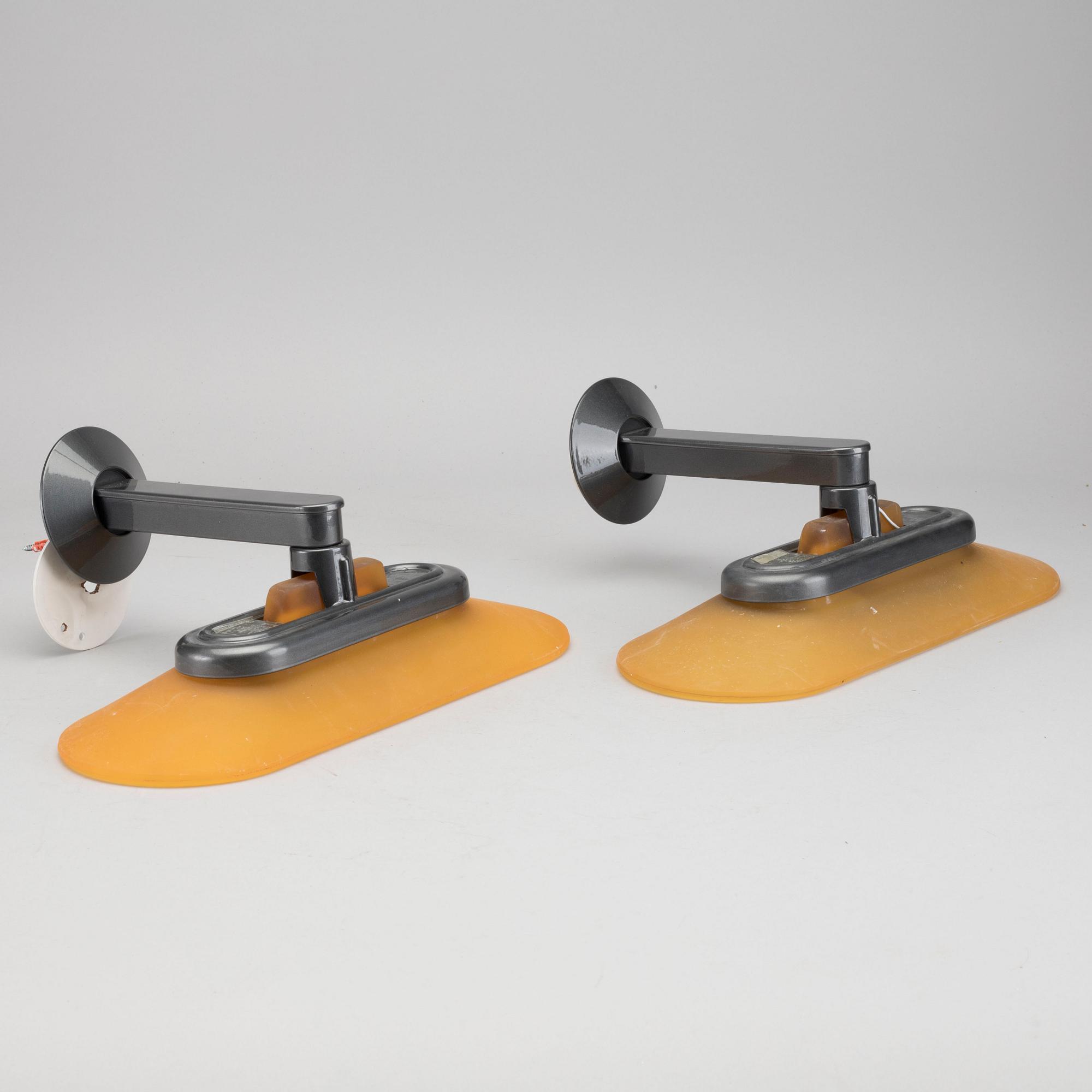 VÄGGLAMPOR, ett par. "Jill", Perry King, Santiago Miranda & Gianluigi Arnaldi för Arteluce, Italien, 1990-tal.