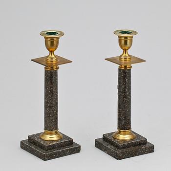 LJUSSTAKAR, ett par, mässing samt porfyrimitation, 1800-tal.