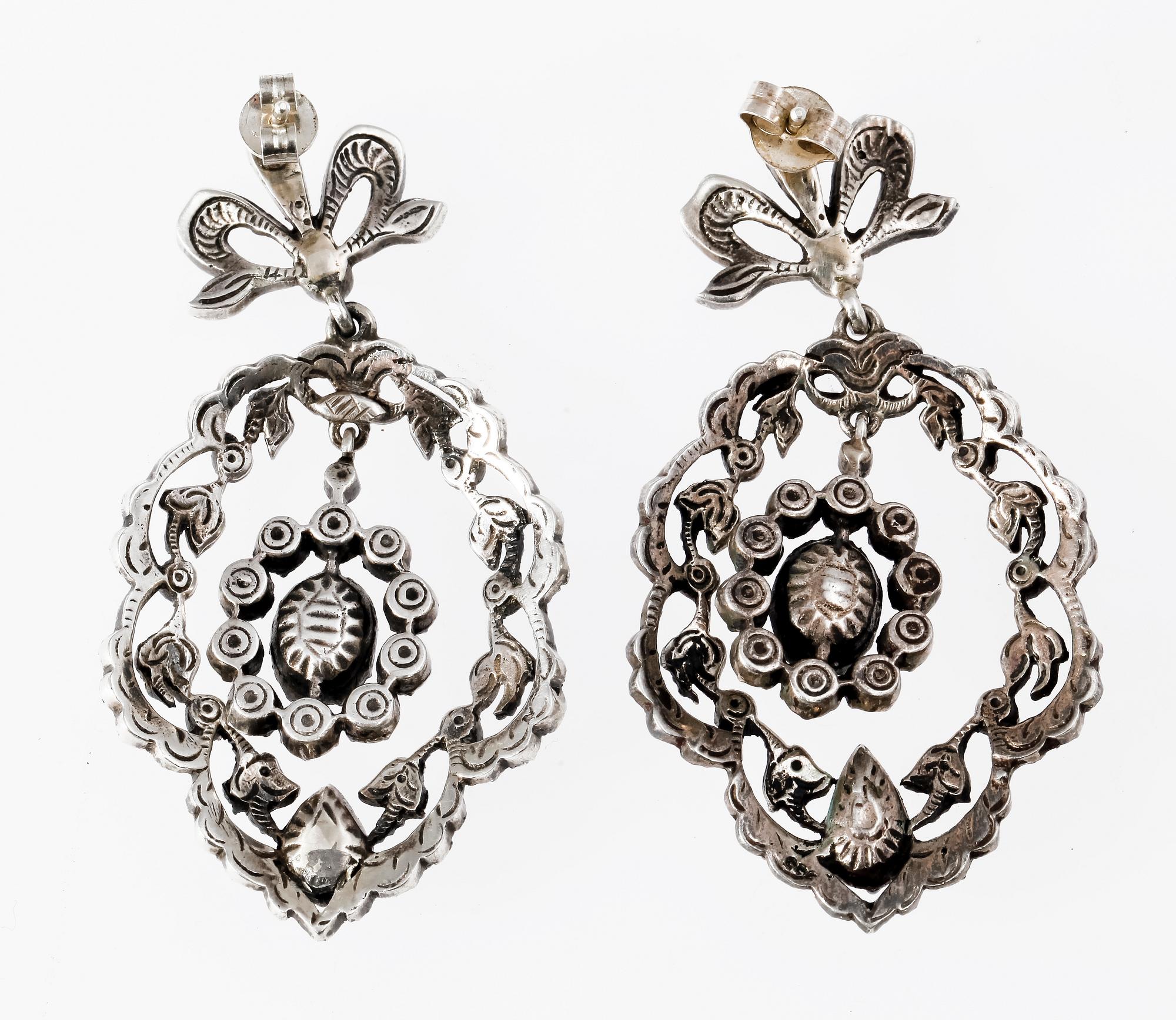 ÖRHÄNGEN, ett par, silver, paste, tidigt 1900-tal.