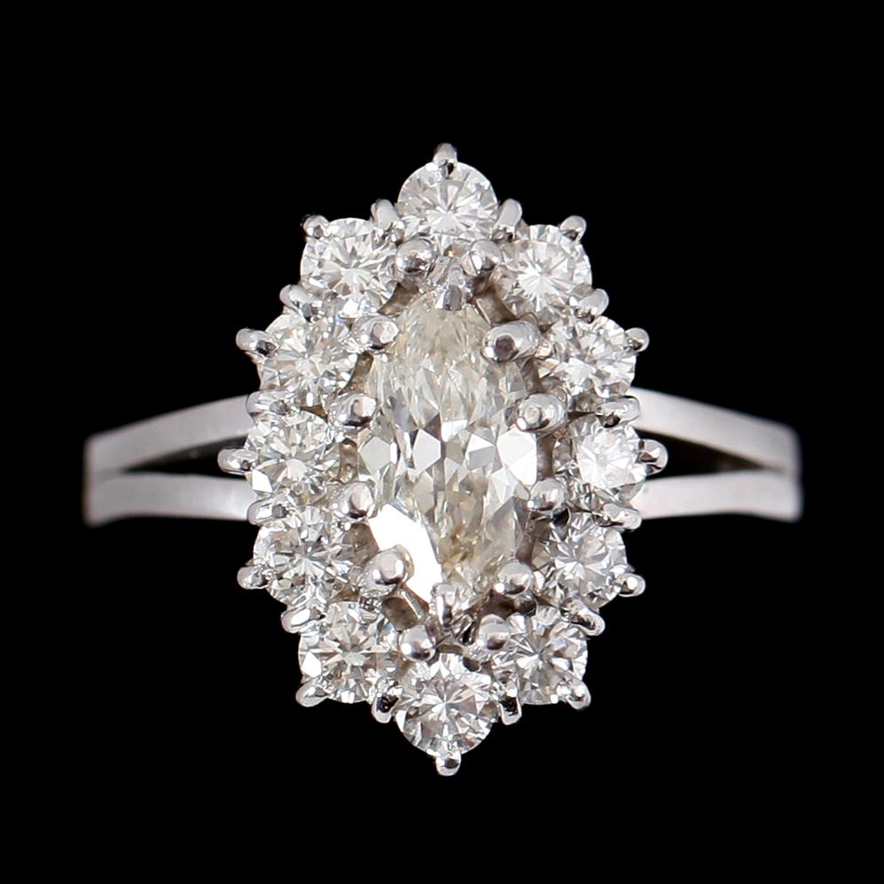 RING, platina, briljant och marquiseslipade diamanter tot ca 1.78 ct.