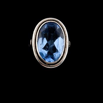 RING, sterlingsilver med ovalslipat blått glas, importstämplad. Vikt 8,1 g.