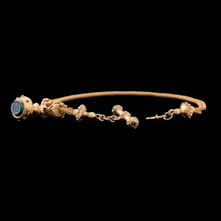 A gold chain, 'en trois coleurs', weight 39 g.