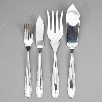 FISKBESTICK samt MATPORSLIN, i schatull, nysilver samt porslin, omkring 1900-talets mitt.