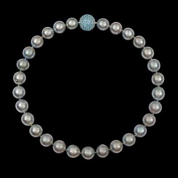 876. A cultured light gray Tahitian pearl necklace. Ø 13.5 - 14.5 mm. Clasp set with blue topaz.