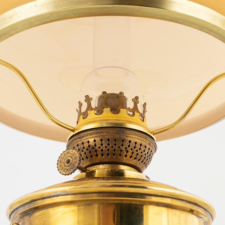 An Art Nouveau kerosene lamp, Böhlmarks, 1906-12.