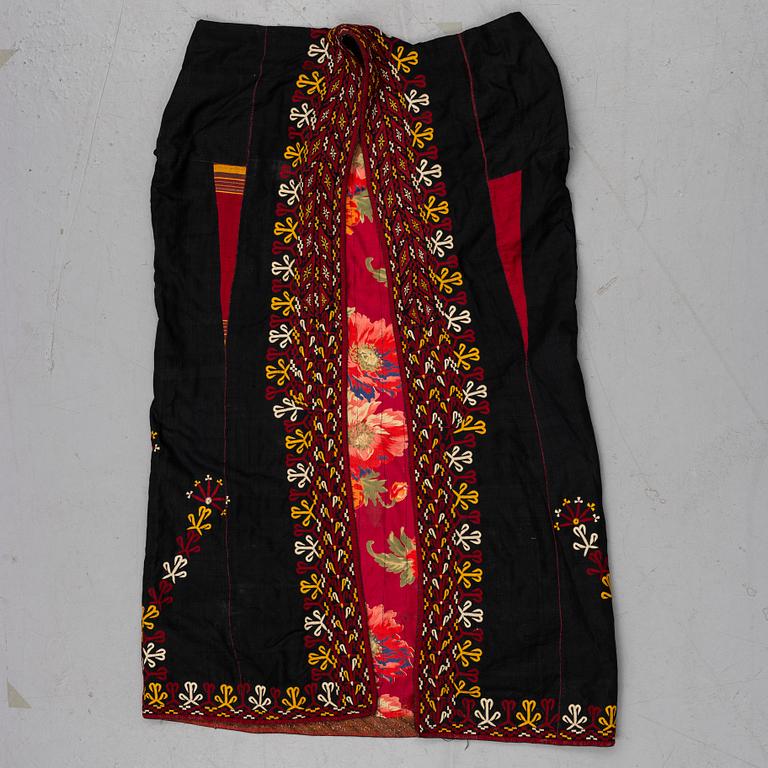 A WOMAN'S MANTLE (Chyrpy), silk, height 104,5 cm, Tekke, Turkmenistan, beginning of the 20th century.