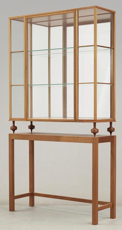 A Josef Frank mahogany show case cabinet, model 2077, Firma Svenskt Tenn.