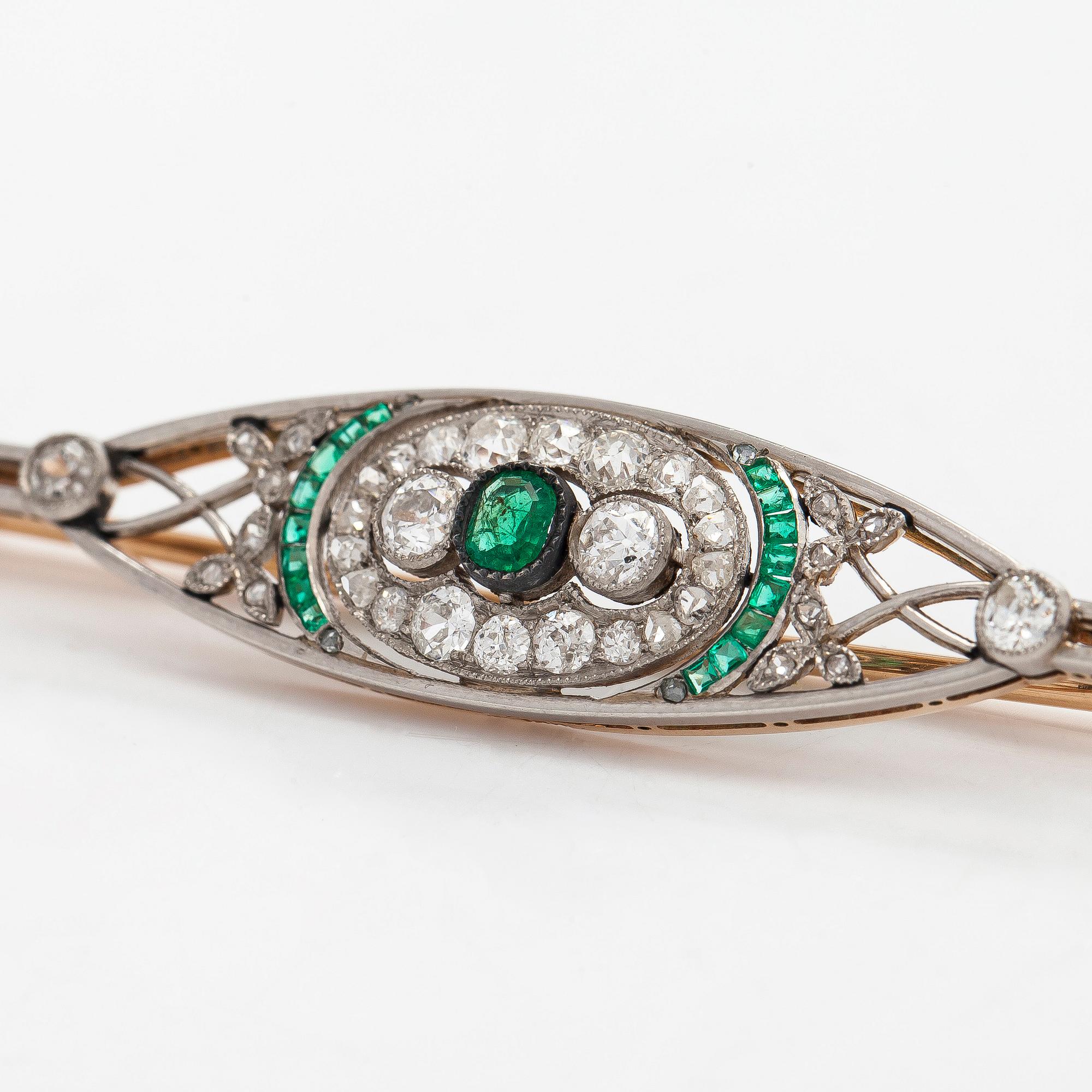 Rintaneula, 14K kultaa/platina, smaragdeja sekä vanha- ja ruusuhiottuja timantteja, Venäjä 1908-26.