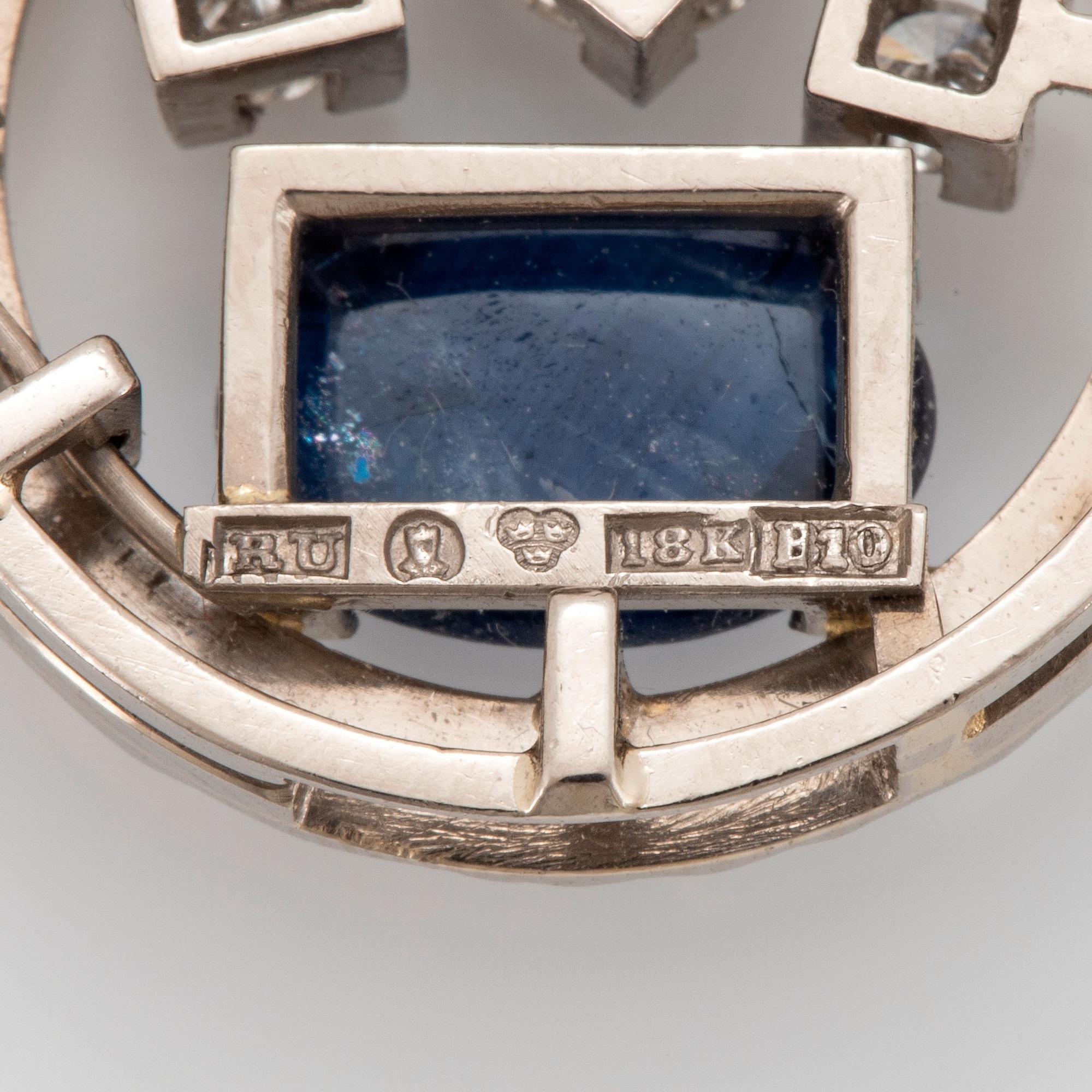 A Rey Urban cultured pearl necklace with an 18K white gold clasp set with a cabochon-cut sapphire.