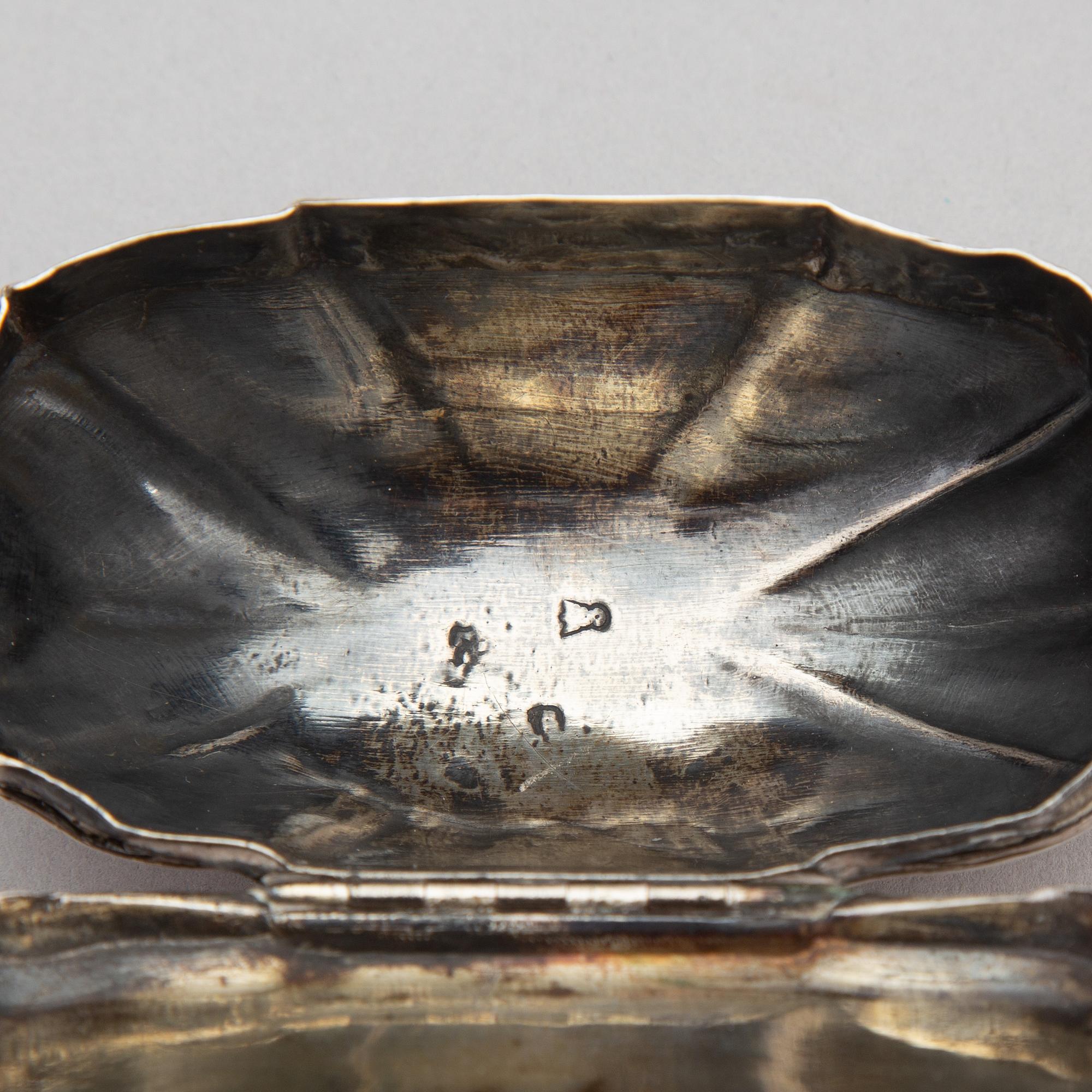 Dosa, silver, otydliga sannolikt franska stämplar 1700-tal.