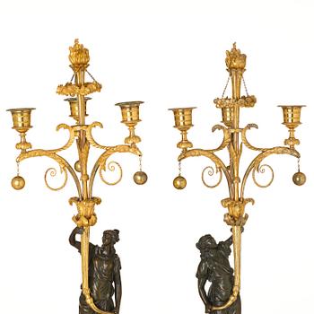 Kandelabrar, ett par, för tre ljus, Parisarbeten, 1700-talets slut, Louis XVI.