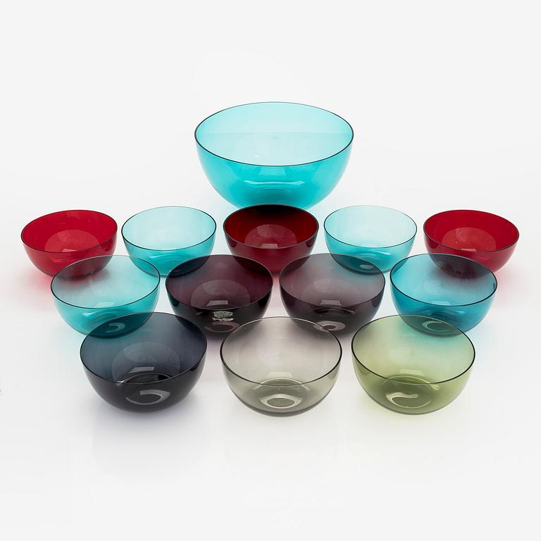 Kaj Franck, a serving bowl '1329' and a 12-piece set of dessert bowls model '1340', Nuutajärvi, Notsjö.