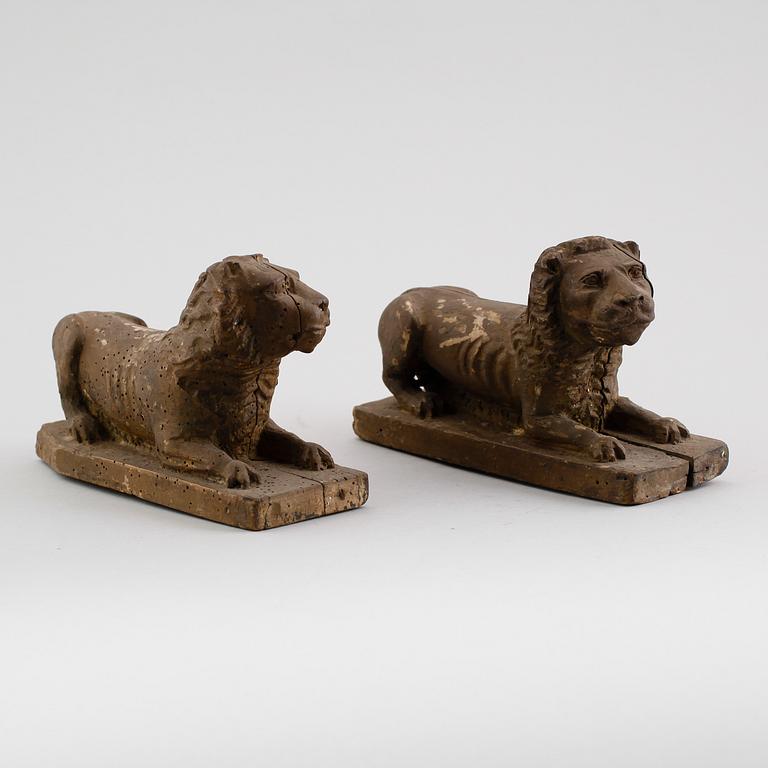 SKULPTURER, 1 par, skuret trä, 1600-tal eller äldre.