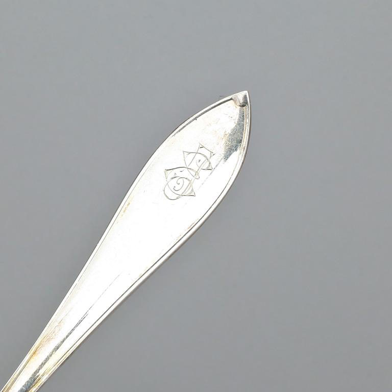 BORDSSKEDAR, 12 st, silver, C. G. Hallberg, Stockholm 1930. Total vikt ca 468 gram.