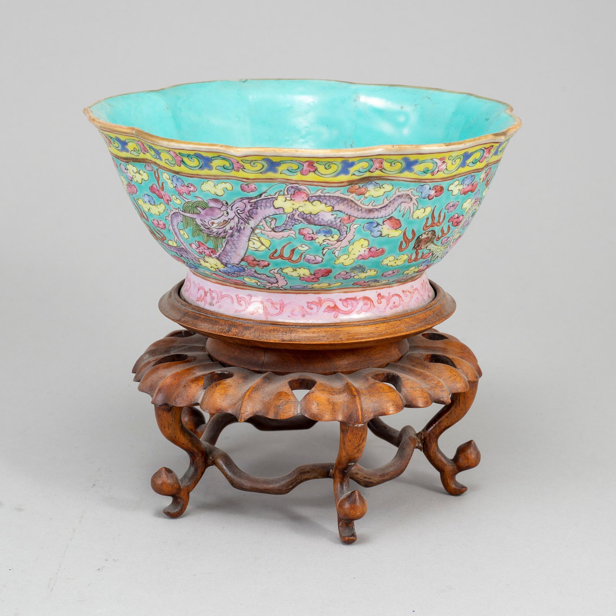 A group of three famille rose bowls and a dish, late Qing dynasty, circa 1900.