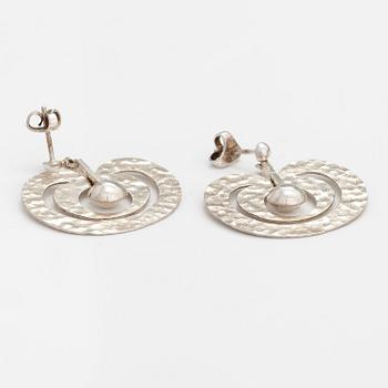 Tapio Wirkkala, A pair of sterling silver earrings "Apple". Kultakeskus, Helsinki.