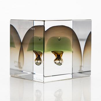 Oiva Toikka, An annual cube, signed Oiva Toikka Nuutajärvi 1983 and numbered 300/2000.