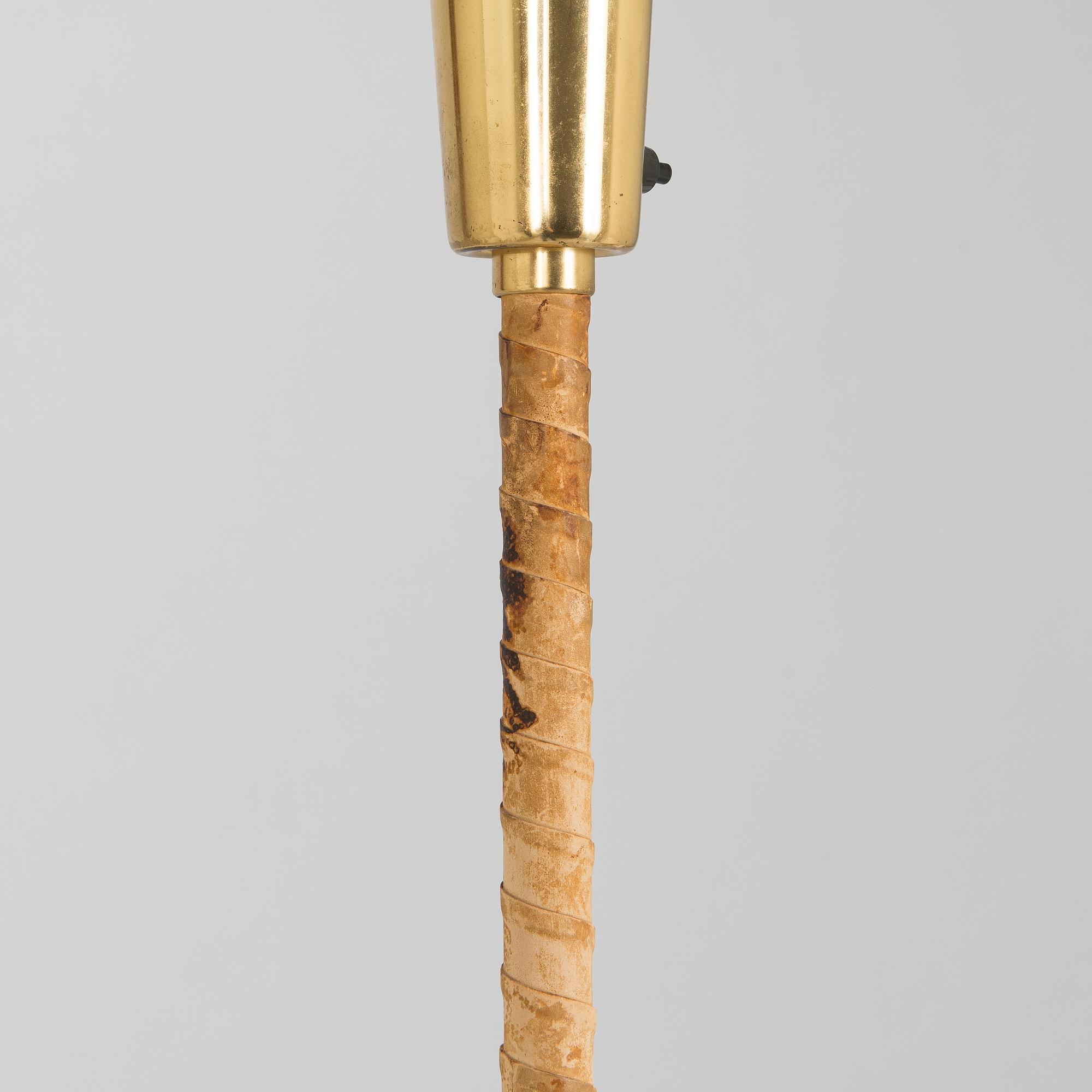 Lisa Johansson-Pape, Lattiavalaisin, Stockmann-Orno, 1900-luvun puoliväli. Korkeus 188 cm.