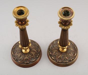 LJUSSTAKAR, 1 par, empire, förgylld och patinerad brons, 1800-talets första hälft.