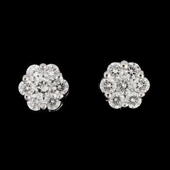ÖRHÄNGEN, ett par, vitguld 18k, diamanter, totalt ca 0.64 ct. Vikt tot ca 1,5 gram.