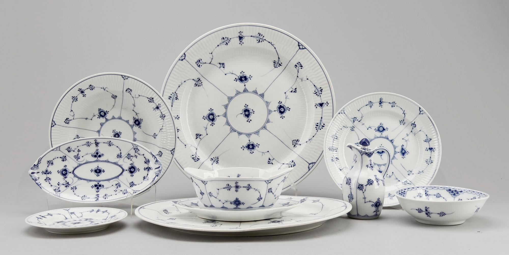 SERVISDELAR, 30 delar, porslin, "Musselmalet", Royal Copenhagen.