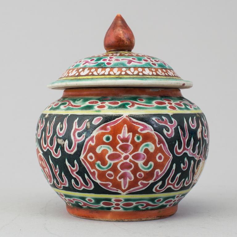 A Bencharong porcelain bowl with cover, China for the Thai Market, Ayutthaya Period, 18th/19th Century.