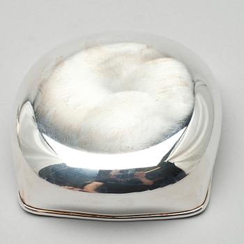 SKÅLAR, 2 st, samt KAKSPADE, silver, diverse stämplar, bl. a. Hopeavalu. 1900-talets senare hälft. Vikt tot. 392,2 g.