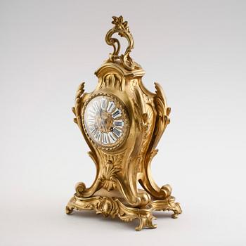 BORDSPENDYL, förgylld brons, rokokostil,  Frankrike, 1800-tal.
